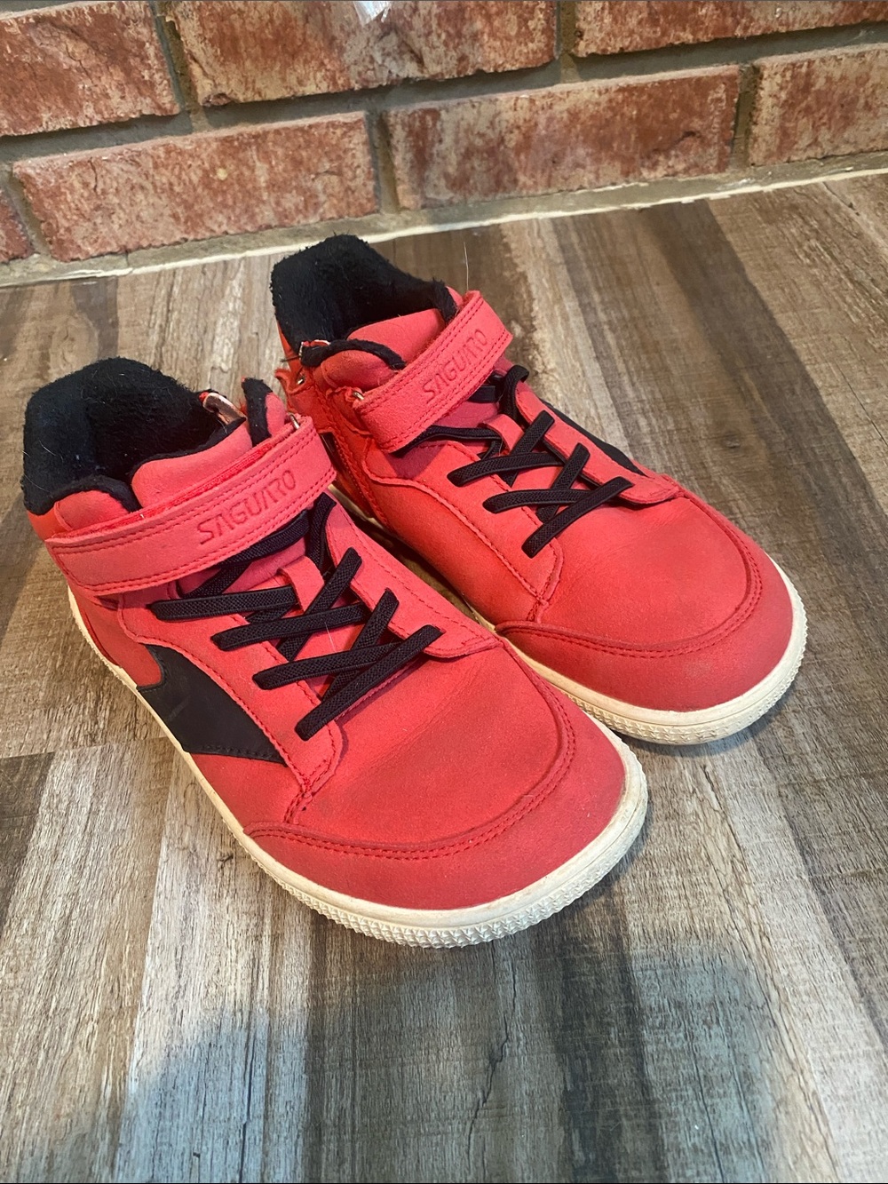 Kids Red Mid-Top Sneakers with Black Accents by SIGUTRO